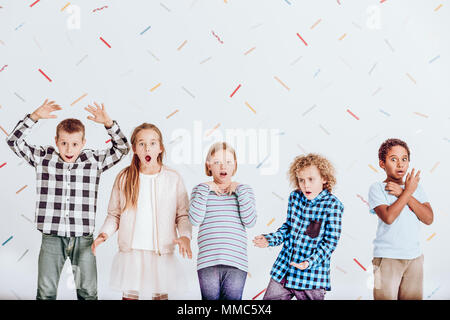 Un gruppo di ragazzi ha sorpreso in una stanza Foto Stock