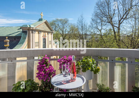 Vista aerea da Knäppingsborgsgatan della Santa Chiesa Olai e Olai Park a Norrköping durante una serata primaverile. Norrköping è una storica traino industriale Foto Stock