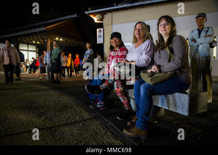 Sarah Kirk, destra, Alba Molitor, centro e Melissa McComb, Marine Corps Air Station Iwakuni residenti, posano per una foto durante la luna piena della cerimonia del tè di musical e di agire in Iwakuni City, Giappone, Ottobre 4, 2017. L'adattamento culturale programma stazione ha invitato i residenti lungo un viaggio al Castello Iwakuni teleferica a bere la polvere di tè verde e mangiare manju, un Giapponese di pasticceria, mentre koto e tamburi taiko artisti mette su diversi spettacoli musicali. (U.S. Marine Corps foto di Cpl. Carlos Jimenez) Foto Stock