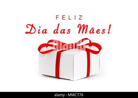 Feliz Dia das Maes (in portoghese: Happy madri del giorno!) il messaggio di testo e cartoncino bianco confezione regalo con effetto decorativo nastro rosso e legato bow isolati su Foto Stock