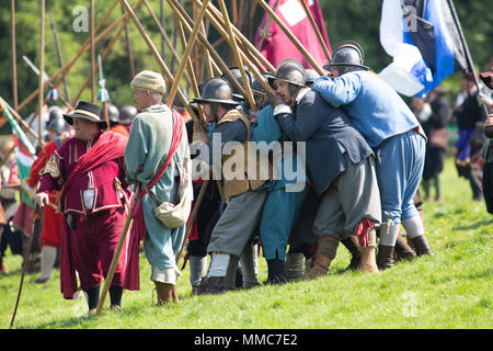 La Lucci e saccheggio caso rivivere una guerra civile inglese battaglia ebbe luogo presso il Queens applique, Newark, England, Regno Unito Foto Stock