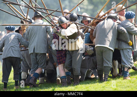 La Lucci e saccheggio caso rivivere una guerra civile inglese battaglia ebbe luogo presso il Queens applique, Newark, England, Regno Unito Foto Stock