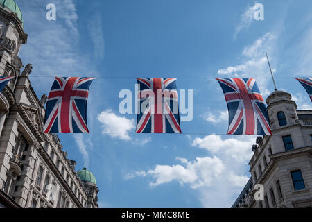 In prossimità di edifici su Regent Street Londra con fila di bandiere britanniche per celebrare le nozze reali del principe Harry a Meghan Markle. Foto Stock