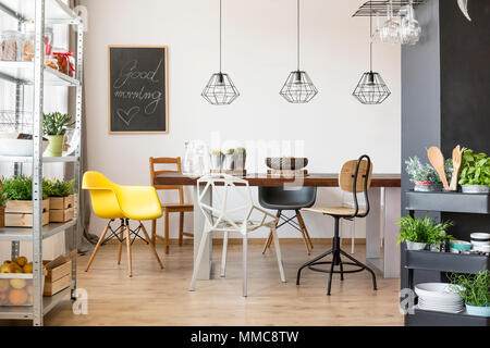 Sala comune con tavoli e sedie, lampadari, Carrello da Sala comune con tavoli e sedie, lampadari, Carrello da