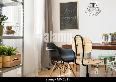 Sala comune con tavoli e sedie, lampadari, Carrello da Sala comune con tavoli e sedie, lampadari, Carrello da