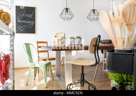 Interni in stile industriale con cucina e sala da pranzo combinati Foto Stock