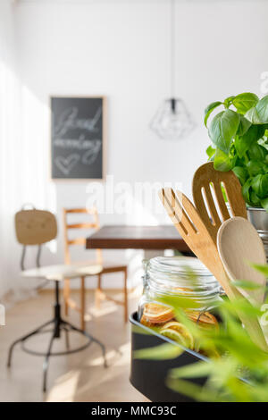 Industriale aperto in stile sala da pranzo con tavolo in legno Foto Stock