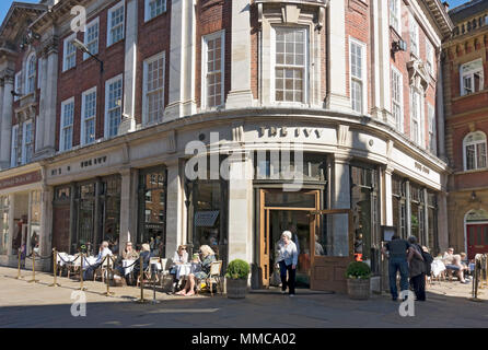 Persone seduti fuori dal ristorante Ivy St Helens Square centro città in primavera York North Yorkshire Inghilterra Regno Unito Gran Bretagna Foto Stock