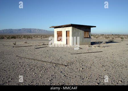 Abbandonato homestead, Deserto Mojave, il californiano High Desert, sotto un cielo blu. Foto Stock