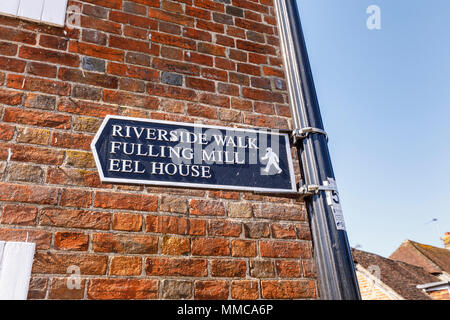 Segno rivolto al Riverside Walk, Fulling Mill e anguilla House, passeggiate locali & attrazioni in New Alresford, una piccola città o villaggio in Hampshire, Regno Unito Foto Stock