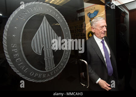 Il Segretario della Difesa Jim Mattis visite U.S. Special Operations Command Headquarters su MacDill Air Force Base a Tampa, Florida, Ottobre 12, 2017. Mattis visitato USSOCOM per discutere il ripristino di preparazione militare, rafforzamento delle alleanze e portando le riforme necessarie per il Dipartimento della Difesa. (Foto di U.S. Air Force Master Sgt. Barry Loo) Foto Stock