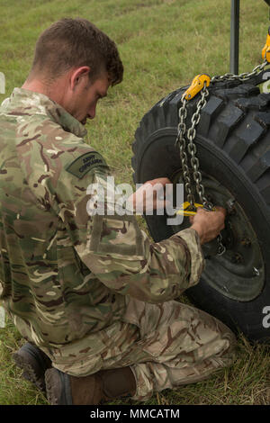 Esercito britannico Bombadier Adam R. Martin, 8 (Alma) Commando Batteria, 29 Commando reggimento , Royal Artillery, controlla che un L118 cannone leggero è fissato correttamente durante l'elicottero supporto (HST) formazione del team di Camp Lejeune, N.C., Ottobre 12, 2017. La trasmissione idrostatica è stata condotta per mantenere un rapporto di lavoro con forze multinazionali. (U.S. Marine Corps photo by Lance Cpl. Tyler W. Stewart) Foto Stock