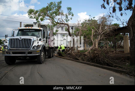 San Juan, PR, 12 Ottobre 2017 - i soci del San Juan brigata di pulizia chiarire i detriti da strade, causate dall'uragano Maria. Un forte vento e pioggia portato dalla categoria 4 uragano devastato la isola di Puerto Rico. Yuisa Rios/FEMA Foto Stock