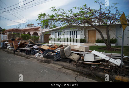 San Juan, PR, 12 Ottobre 2017 - Personale di proprietà danneggiate dalle acque di esondazione laici nella parte anteriore del case in San Juan. La pioggia ha portato dall uragano Maria causato gravi inondazioni attraverso Puerto Rico. Yuisa Rios/FEMA Foto Stock