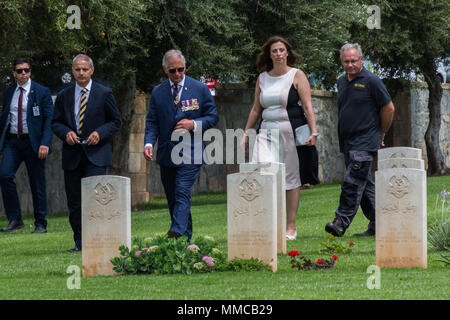 Atene, Grecia. Il 10 maggio 2018. Il principe Carlo e Camilla Duchessa di Cornovaglia visita il Commonwealth War Graves in Faliro, Atene Credito: Stefanos Kyriazis/Alamy Live News Foto Stock