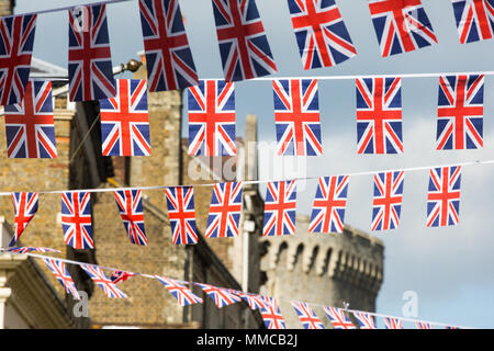 Windsor, Regno Unito. Il 10 maggio, 2018. Bunting viene visualizzata intorno al centro città in anticipo delle nozze del principe Harry e Meghan Markle al Castello di Windsor il 19 maggio. Credito: Mark Kerrison/Alamy Live News Foto Stock