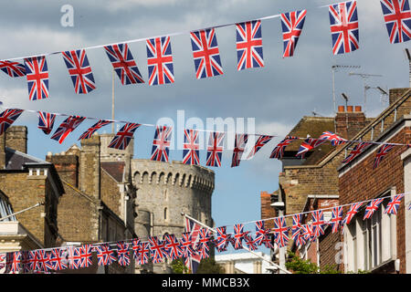 Windsor, Regno Unito. Il 10 maggio, 2018. Bunting viene visualizzata intorno al centro città in anticipo delle nozze del principe Harry e Meghan Markle al Castello di Windsor il 19 maggio. Credito: Mark Kerrison/Alamy Live News Foto Stock