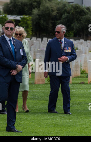 Atene, Grecia. Il 10 maggio 2018. Il principe Carlo e Camilla Duchessa di Cornovaglia visita il Commonwealth War Graves in Faliro, Atene Credito: Stefanos Kyriazis/Alamy Live News Foto Stock