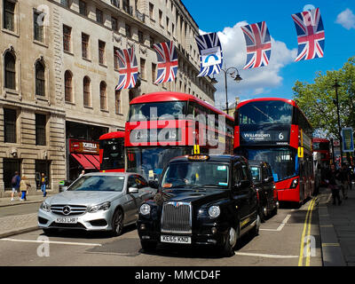 Londra. Regno Unito 10 maggio 2018 - Il trefolo è decorata con Union Jack Flag come Londra si prepara a celebrare le nozze del principe Harry e Meghan Markle il 19 maggio 2018. Roamwithrakhee credito /Alamy Live News Foto Stock