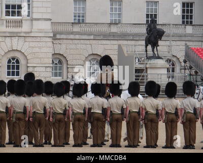 Londra, Regno Unito. Il 10 maggio 2018. Le guardie scozzesi reggimento della Divisione Casa ripassando a Wellington caserma per Trooping la parata di colori in London Credit: Nastia M/Alamy Live News Foto Stock