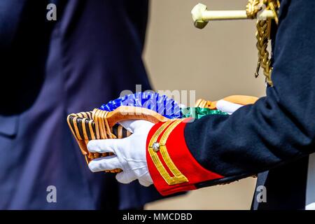 Windsor, Regno Unito. Il 10 maggio 2018. Giorno 2. Royal Windsor Horse Show. Windsor. Berkshire. Regno Unito. Soldato con rosette.10/05/2018. Credito: Sport In immagini/Alamy Live News Foto Stock