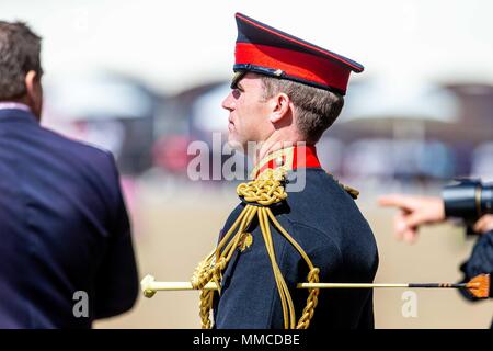 Windsor, Regno Unito. Il 10 maggio 2018. Giorno 2. Royal Windsor Horse Show. Windsor. Berkshire. Regno Unito. Soldato con rosette.10/05/2018. Credito: Sport In immagini/Alamy Live News Foto Stock