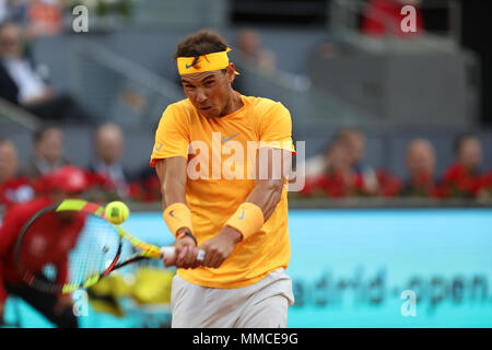 Rafael Nadal di Spagna svolge il rovescio contro Diego Schwartzman di Argentina nel loro terzo round match durante il giorno sei della Mutua Madrid Open torneo di tennis presso la Caja Magica. (Punteggio finale: Rafael Nadal vince 6-3, 6-4) Foto Stock