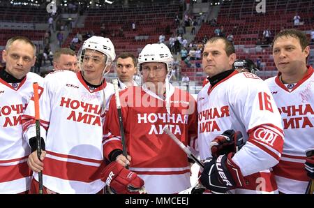 Sochi, Russia. Il 10 maggio, 2018. Il presidente russo Vladimir Putin, #11, pone con i giocatori durante la notte Hockey League al settimo russo amatoriale di Hockey su Ghiaccio Festival nella Bolshoy Cupola di ghiaccio 10 Maggio 2018 in Sochi, Russia. (Presidenza russa via Planetpix) Credito: Planetpix/Alamy Live News Foto Stock