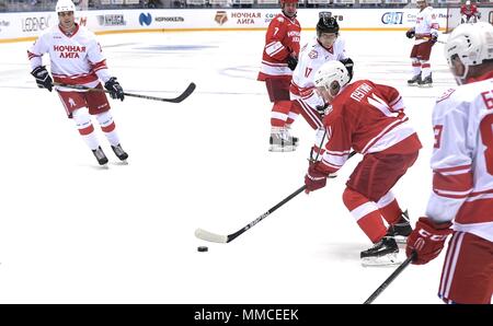 Sochi, Russia. Il 10 maggio, 2018. Il presidente russo Vladimir Putin, #11, in azione durante la notte Hockey League al settimo russo amatoriale di Hockey su Ghiaccio Festival nella Bolshoy Cupola di ghiaccio 10 Maggio 2018 in Sochi, Russia. (Presidenza russa via Planetpix) Credito: Planetpix/Alamy Live News Foto Stock