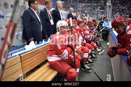 Sochi, Russia. Il 10 maggio, 2018. Il presidente russo Vladimir Putin, centro sul banco di lavoro con i tuoi compagni di squadra durante la notte Hockey League al settimo russo amatoriale di Hockey su Ghiaccio Festival nella Bolshoy Cupola di ghiaccio 10 Maggio 2018 in Sochi, Russia. (Presidenza russa via Planetpix) Credito: Planetpix/Alamy Live News Foto Stock