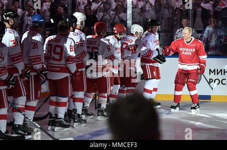 Sochi, Russia. Il 10 maggio, 2018. Il presidente russo Vladimir Putin, #11, si congratula con i giocatori durante la notte Hockey League match durante il settimo russo amatoriale di Hockey su Ghiaccio Festival presso il Bolshoy Cupola di ghiaccio 10 Maggio 2018 in Sochi, Russia. (Presidenza russa via Planetpix) Credito: Planetpix/Alamy Live News Foto Stock