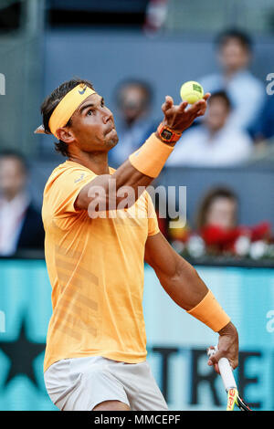 Madrid, Spagna. Il 10 maggio, 2018. Manzanares Park Tennis Center, Madrid, Spagna; Mutua Madrid Open Tennis; Rafael Nadal (ESP) serve Credit: Azione Plus immagini di sport/Alamy Live News Foto Stock