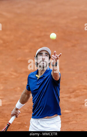 Madrid, Spagna. Il 10 maggio, 2018. Manzanares Park Tennis Center, Madrid, Spagna; Mutua Madrid Open Tennis; Pablo Cuevas (URU) serve Credit: Azione Plus immagini di sport/Alamy Live News Foto Stock