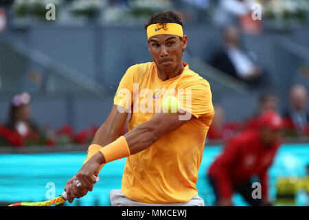 Madrid, Spagna. Il 10 maggio, 2018. Rafael Nadal di Spagna svolge il rovescio contro Diego Schwartzman di Argentina nel loro terzo round match durante il giorno sei della Mutua Madrid Open torneo di tennis presso la Caja Magica. Credito: Manu Reino/SOPA Immagini/ZUMA filo/Alamy Live News Foto Stock