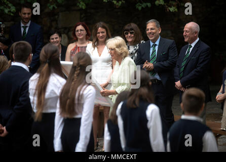 Atene, Grecia. Il 10 maggio, 2018. La Gran Bretagna è la duchessa di Cornovaglia, Camilla (C) assiste una alfabetizzazione UNESCO evento presso il monastero di Kaisariani ad Atene, Grecia, 10 maggio 2018, come parte della visita ufficiale di tre giorni della coppia reale per la Grecia. ©Elias Verdi/Alamy Live News Foto Stock