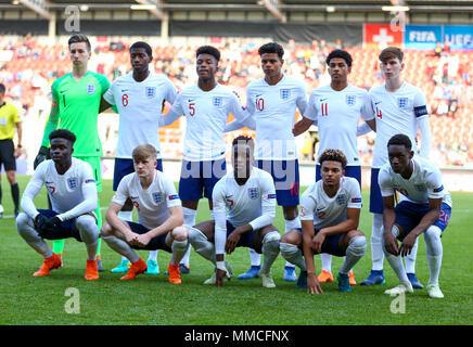 Burton upon Trent, Regno Unito . Il 10 maggio 2018. Il 10 maggio, AESSEAL New York Stadium, Rotherham, Inghilterra; UEFA Under 17 Campionati Europei, Svizzera contro l'Inghilterra; Englands U17 a partire undici fila posteriore sinistra a destra Luca Ashby-Hammond Ajibola-Joshua Alese Ethan Laird Faustino Anjorin Xavier Amaechi James Garner fila anteriore da sinistra a destra Bukayo Saka Thomas Doyle Arvin Appiah Dylan Crowe Folarin Balogun Credit: Azione Plus immagini di sport/Alamy Live News Foto Stock