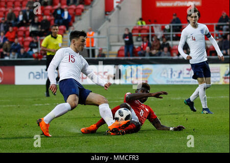 Burton upon Trent, Regno Unito. Il 10 maggio 2018. Bobby Duncan di Inghilterra e Alexandre Jankewitz della Svizzera durante il 2018 Campionato Europeo UEFA Under 17 Gruppo una corrispondenza tra la Svizzera e l'Inghilterra a New York Stadium il 10 maggio 2018 a Rotherham, Inghilterra. Credito: Immagini di PHC/Alamy Live News Foto Stock