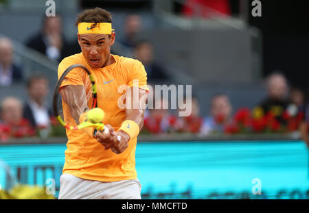 Madrid, Spagna. Il 10 maggio, 2018. Rafael Nadal di Spagna svolge il rovescio contro Diego Schwartzman di Argentina nel loro terzo round match durante il giorno sei della Mutua Madrid Open torneo di tennis presso la Caja Magica. Credito: Manu Reino/SOPA Immagini/ZUMA filo/Alamy Live News Foto Stock