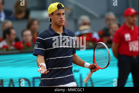 Madrid, Spagna. Il 10 maggio, 2018. Diego Schwartzman dell Argentina reagisce durante il loro terzo round match durante il giorno sei della Mutua Madrid Open torneo di tennis presso la Caja Magica. Credito: Manu Reino/SOPA Immagini/ZUMA filo/Alamy Live News Foto Stock