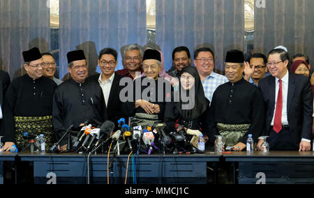 KUALA LUMPUR, Malesia - 10 Maggio: malese primo ministro e presidente della 'Pakatan Harapan' (l'Alleanza della speranza) Mahathir Mohamad con il Vice Primo Ministro Azizah Wan Wan Ismail (3rd) sorrisi dopo una conferenza stampa presso l'hotel di Kuala Lumpur il 10 maggio 2018. Mahathir Mohamad è il settimo primo ministro della Malesia dopo aver vinto il xiv elezione generale. Credito: Samsul detto/AFLO/Alamy Live News Foto Stock