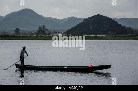 Yunnan, Yunnan in Cina. 11 Maggio, 2018. Yunnan in Cina-11Maggio 2018: Scenario di Puzhehei Punto Panoramico nel sud della Cina nella provincia dello Yunnan. Il Puzhehei Scenic Area è di 13 chilometri (8,1 miglia a nord-ovest di Qiubei County town, Wenshan Zhuang e Miao minoranze prefettura autonoma. Come un tipico paesaggio carsico, la Scenic area abbonda nelle splendide acque e montagne verdi che sono molto simili e anche più bello di quelli in Guilin. Pertanto, Puzhehei è lodato come essendo "un'unica scena pastorale in Cina' Credit: SIPA Asia/ZUMA filo/Alamy Live News Foto Stock