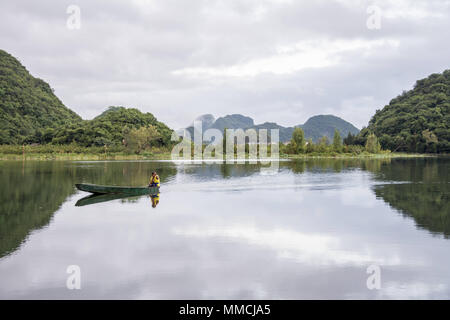 Yunnan, Yunnan in Cina. 11 Maggio, 2018. Yunnan in Cina-11Maggio 2018: Scenario di Puzhehei Punto Panoramico nel sud della Cina nella provincia dello Yunnan. Il Puzhehei Scenic Area è di 13 chilometri (8,1 miglia a nord-ovest di Qiubei County town, Wenshan Zhuang e Miao minoranze prefettura autonoma. Come un tipico paesaggio carsico, la Scenic area abbonda nelle splendide acque e montagne verdi che sono molto simili e anche più bello di quelli in Guilin. Pertanto, Puzhehei è lodato come essendo "un'unica scena pastorale in Cina' Credit: SIPA Asia/ZUMA filo/Alamy Live News Foto Stock