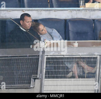 Bronx, NY, STATI UNITI D'AMERICA. Il 10 maggio, 2018. Alex Rodriguez, Jennifer Lopez, frequentare gli Yankees Boston gioco su 10 maggio 2018 nel Bronx, New York City. Credito: John Palmer/media/punzone Alamy Live News Foto Stock