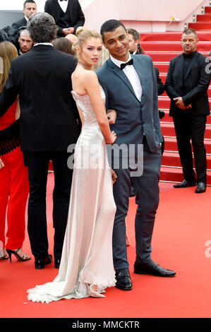 Cannes, Francia. Il 10 maggio, 2018. Stella Maxwell e valutazione che frequentano il 'Siamo spiacenti Angelo / Plaire, aimer et courir vite' premiere durante la settantunesima Cannes Film Festival presso il Palais des Festivals il 10 maggio 2018 a Cannes, Francia Credito: Geisler-Fotopress/Alamy Live News Foto Stock