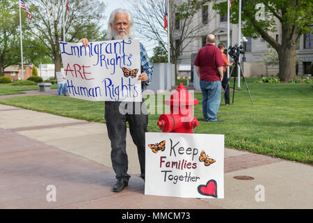 Mount Pleasant, Iowa, USA. Il 10 maggio, 2018 cittadini locali e vari gruppi ecclesiali tra cui una chiesa presbiteriana della diocesi di Davenport protestare contro l'immigrazione ieri raid a Midwest prefabbricati in calcestruzzo in Mount Pleasant. Noi Homeland security arrestati 32 centrale di lavoratori americani in fabbrica. Credito: Keith Turrill/Alamy Live News Foto Stock