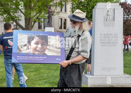 Mount Pleasant, Iowa, USA. Il 10 maggio, 2018 cittadini locali e vari gruppi ecclesiali tra cui una chiesa presbiteriana della diocesi di Davenport protestare contro l'immigrazione ieri raid a Midwest prefabbricati in calcestruzzo in Mount Pleasant. Noi Homeland security arrestati 32 centrale di lavoratori americani in fabbrica. Credito: Keith Turrill/Alamy Live News Foto Stock