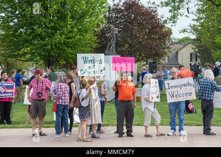 Mount Pleasant, Iowa, USA. Il 10 maggio, 2018 cittadini locali e vari gruppi ecclesiali tra cui una chiesa presbiteriana della diocesi di Davenport protestare contro l'immigrazione ieri raid a Midwest prefabbricati in calcestruzzo in Mount Pleasant. Noi Homeland security arrestati 32 centrale di lavoratori americani in fabbrica. Credito: Keith Turrill/Alamy Live News Foto Stock