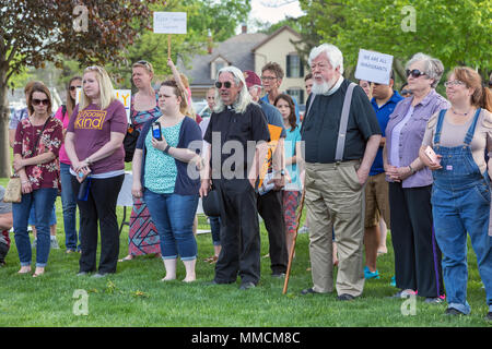 Mount Pleasant, Iowa, USA. Il 10 maggio, 2018 cittadini locali e vari gruppi ecclesiali tra cui una chiesa presbiteriana della diocesi di Davenport protestare contro l'immigrazione ieri raid a Midwest prefabbricati in calcestruzzo in Mount Pleasant. Noi Homeland security arrestati 32 centrale di lavoratori americani in fabbrica. Credito: Keith Turrill/Alamy Live News Foto Stock