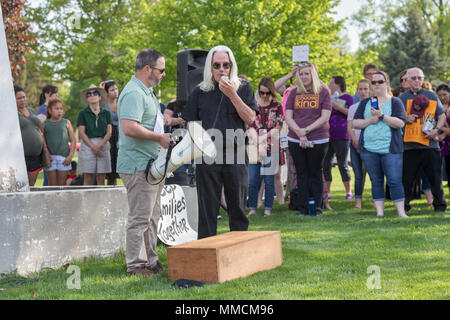 Mount Pleasant, Iowa, USA. Il 10 maggio, 2018 cittadini locali e vari gruppi ecclesiali tra cui una chiesa presbiteriana della diocesi di Davenport protestare contro l'immigrazione ieri raid a Midwest prefabbricati in calcestruzzo in Mount Pleasant. Noi Homeland security arrestati 32 centrale di lavoratori americani in fabbrica. Credito: Keith Turrill/Alamy Live News Foto Stock