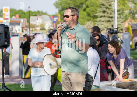 Mount Pleasant, Iowa, USA. Il 10 maggio, 2018 cittadini locali e vari gruppi ecclesiali tra cui una chiesa presbiteriana della diocesi di Davenport protestare contro l'immigrazione ieri raid a Midwest prefabbricati in calcestruzzo in Mount Pleasant. Noi Homeland security arrestati 32 centrale di lavoratori americani in fabbrica. Credito: Keith Turrill/Alamy Live News Foto Stock